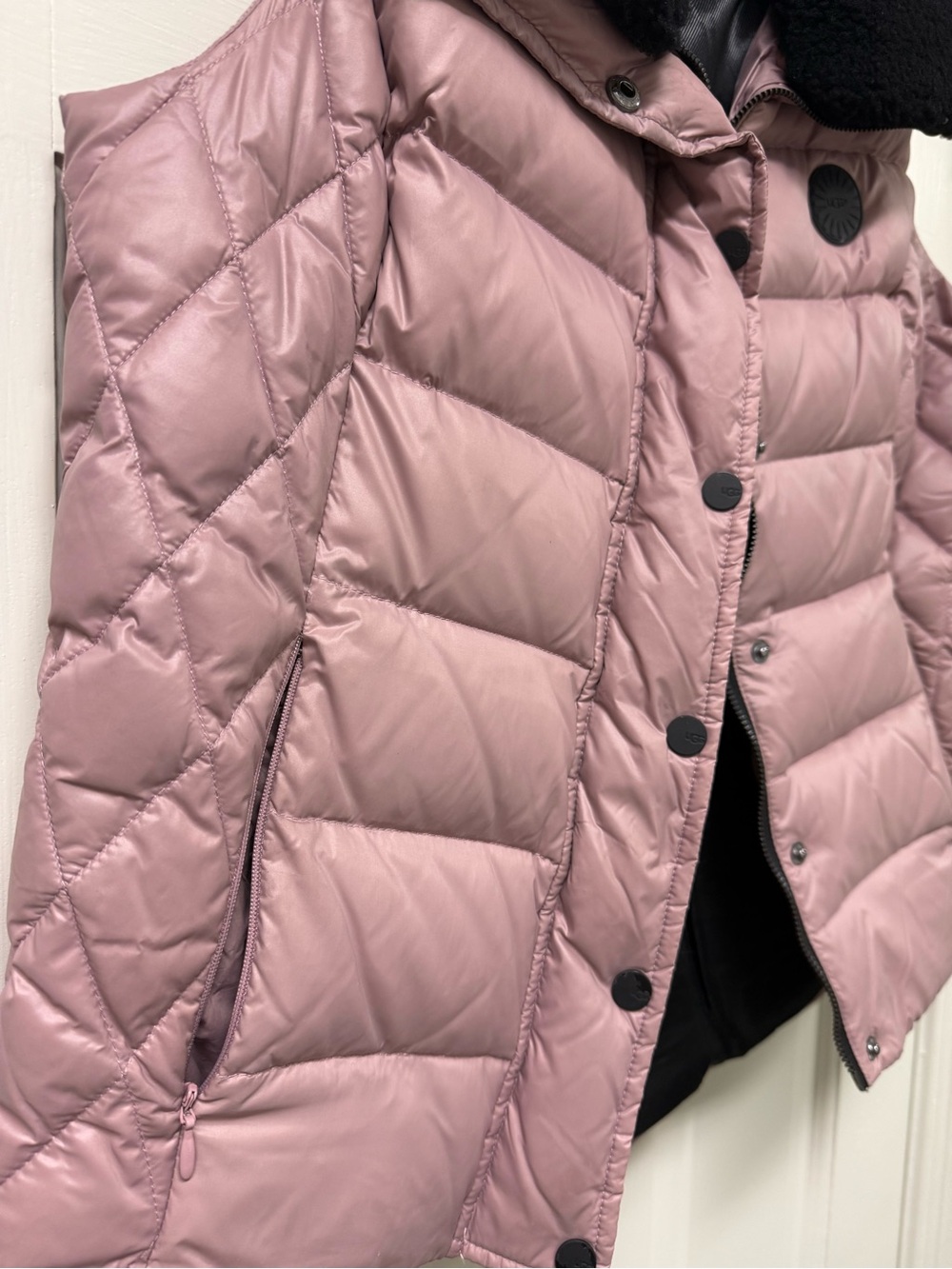 UGG Pink Quilted Puffer Vest Black Sherpa Collar Size Medium - Picture 10 of 11